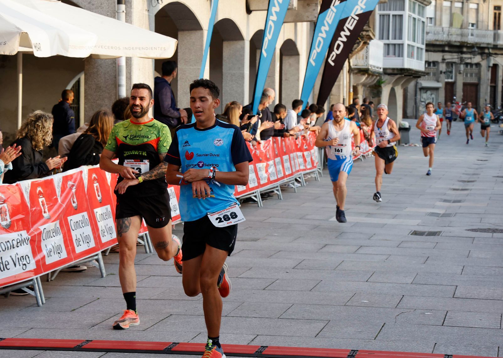 Una carrera con sardina y pan como premios