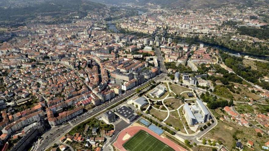 Vista de la trama urbanística de Ourense desde un helicóptero. // Brais Lorenzo