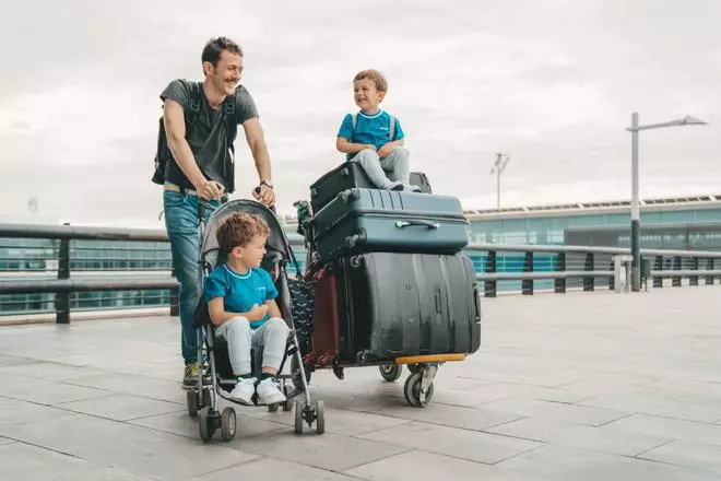 El carrito plegable perfecto para viajar con niños está con descuento: compacto y muy ligero