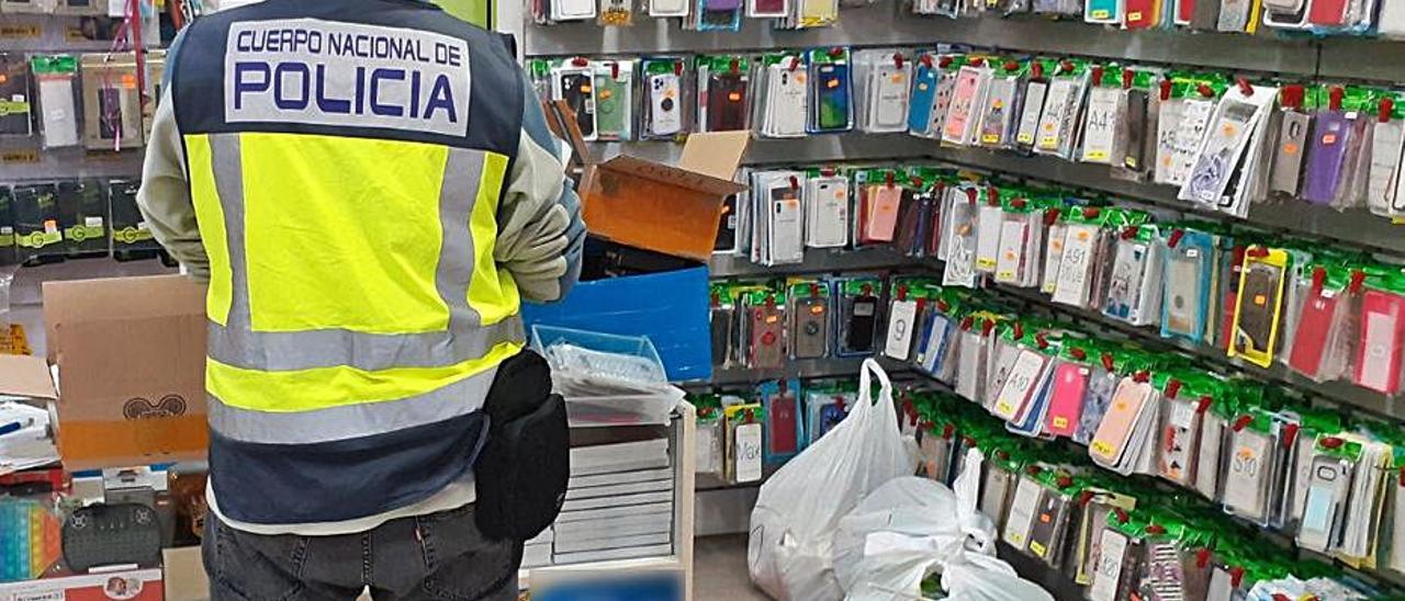 Un policía en uno de los comercios inspeccionados.