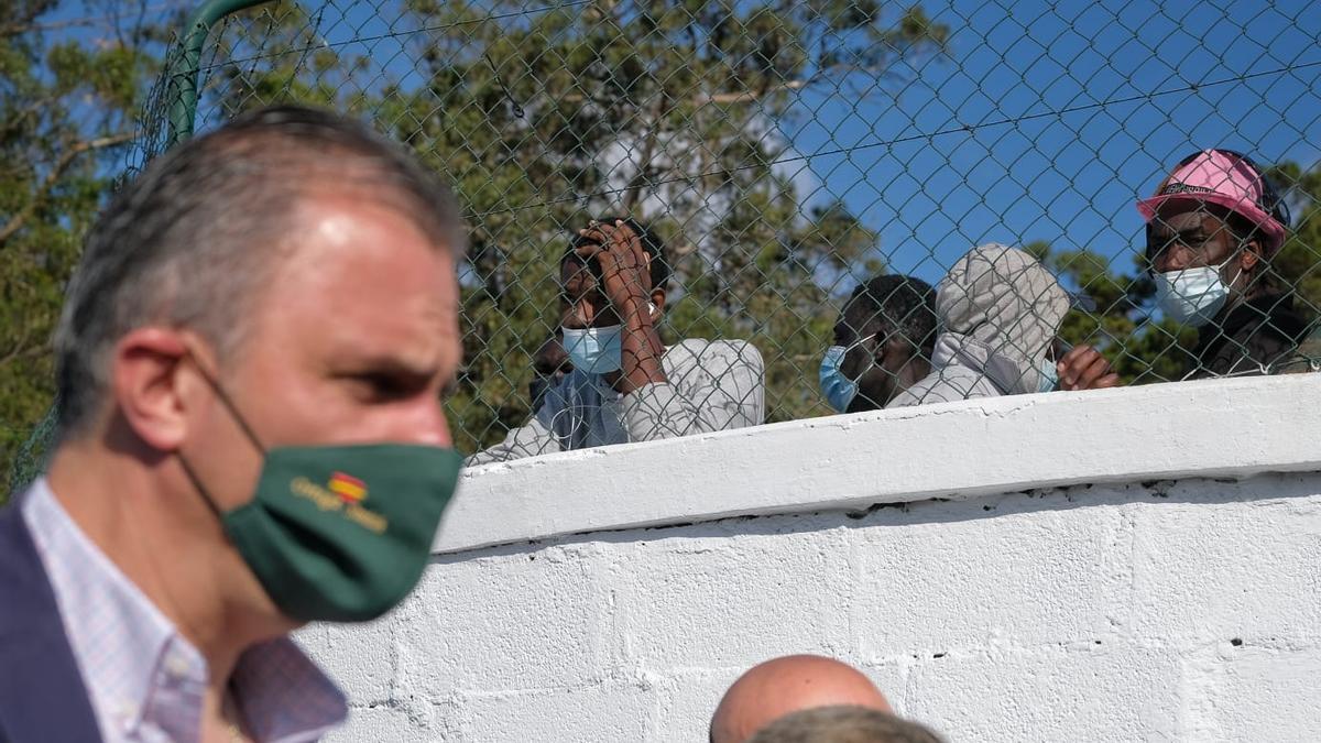 Javier Ortega Smith visita el campamento de Las Canteras.