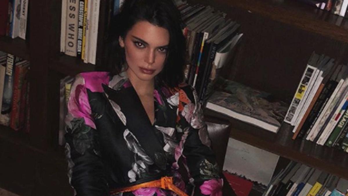 Kendall Jenner posando con cara de pocos amigos