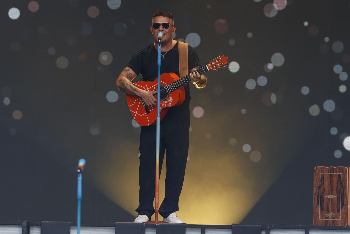 El cantante Alejandro Sanz durante el concierto ofrecido este sábado en el estadio Metropolitano, en Madrid.