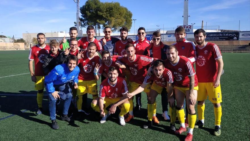 El equipo vallero, satisfecho de su victoria, posa al término del partido en el Guillermo Olagüe.