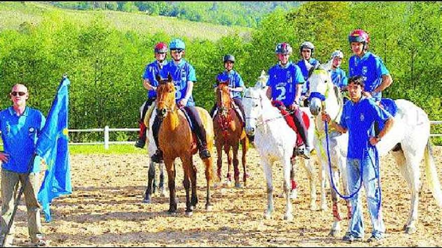 Los integrantes del equipo asturiano, posando ayer en las instalaciones ovetenses del Asturcón.