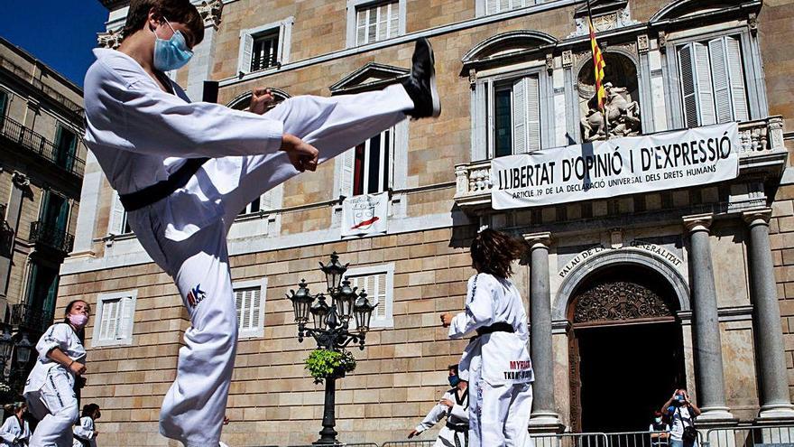 Exhibició d&#039;arts marcials a la Generalitat, en protesta pel tancament de gimnasos, ahir.