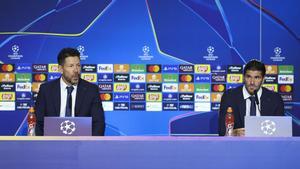 Diego Pablo Simeone (i) y Rodrigo de Paul.