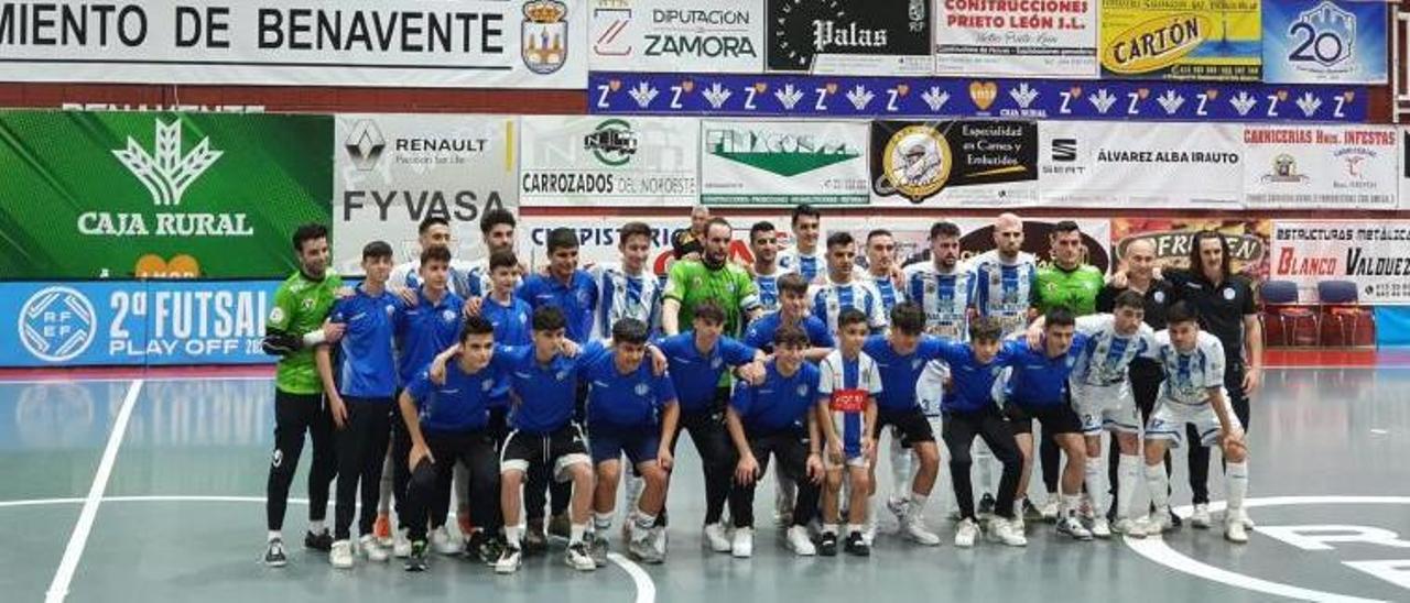 El Atlético Benavente posa antes de arrancar el play-off de ascenso.