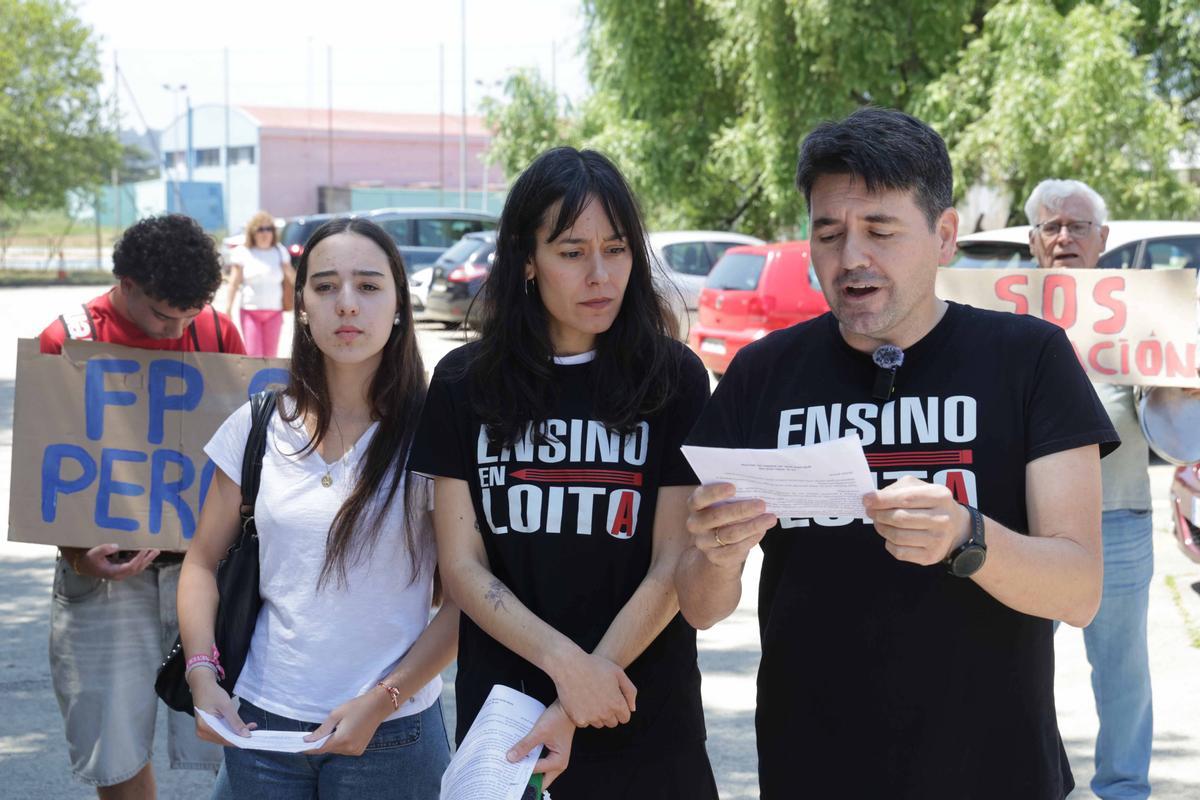 La comunidad educativa del centro vigués se concentró para protestar contra la forma de implantación de la nueva enseñanza.