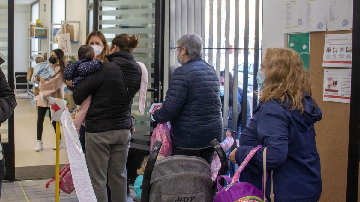 Niños y niñas acudiendo a la escoleta