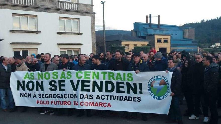 Protesta de trabajadores de Ferroatlántica en Cee contra la venta de las centrales hidroeléctricas.