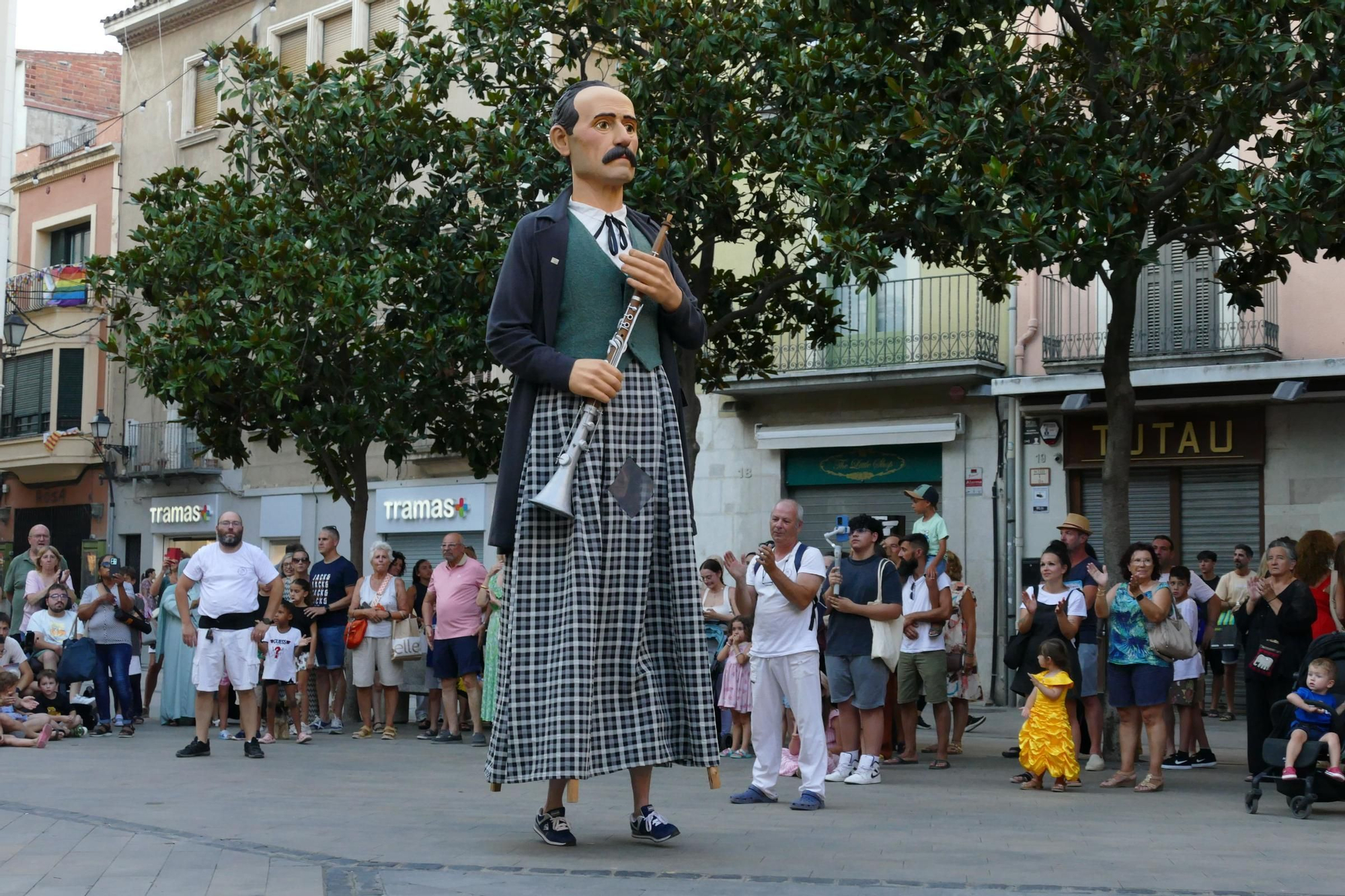 Els gegants de Figueres animen les Festes de Sant Pere amb el ball del seguici i una exposició