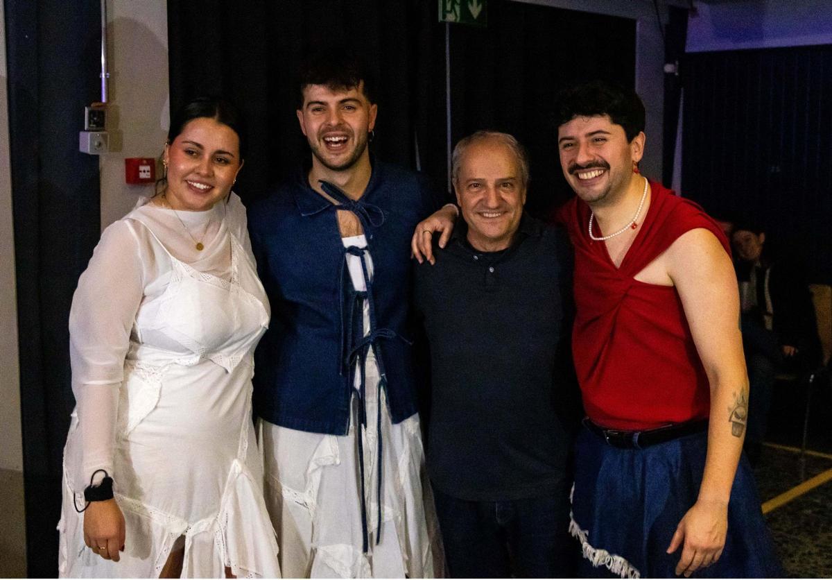 Os integrantes de Alana co alcalde de Xenebra, o cormelán Alfonso Gómez.