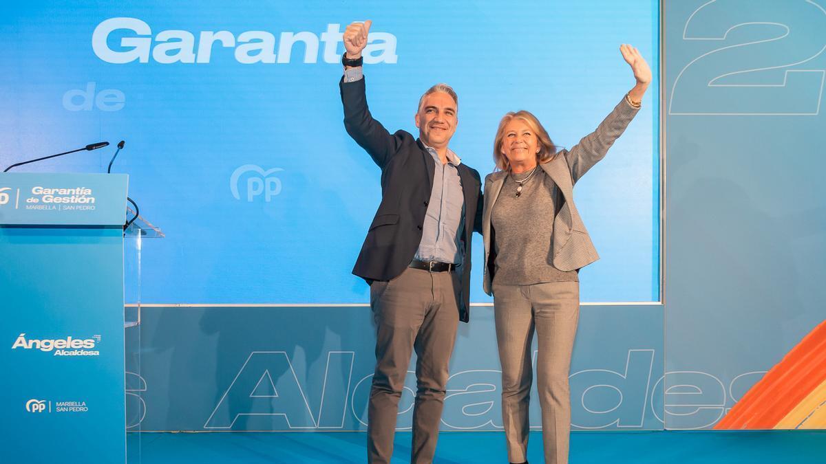 Elías Bendodo y Ángeles Muñoz, este viernes, en la convención del PP de Marbella.