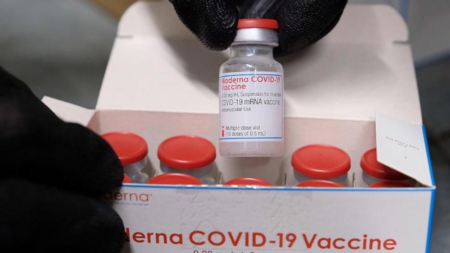 Una caixa amb vials de la vacuna de Moderna contra la covid-19 que ha arribat a Catalunya
