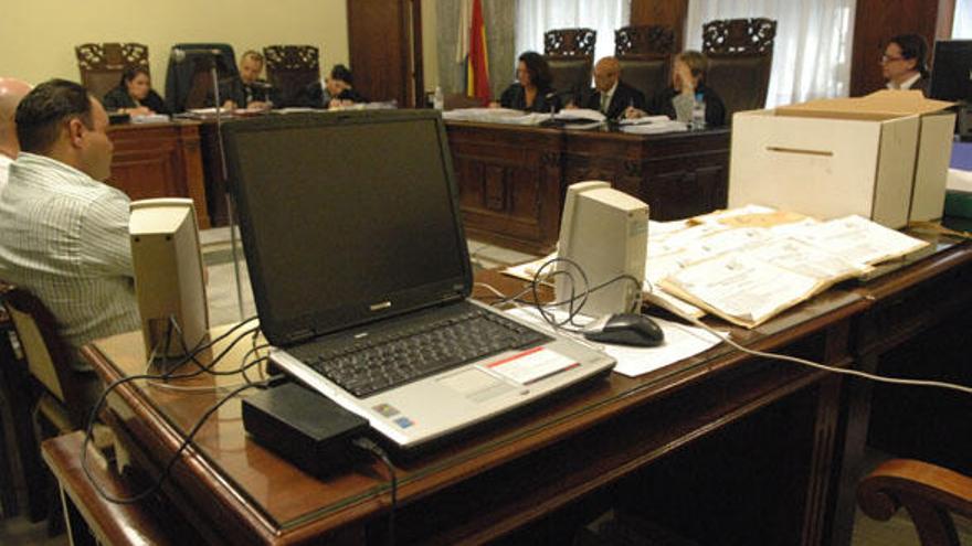 La Sala preparada ayer con un ordenador portátil y altavoces para escuchar los cederrones (en los sobres de la derecha) de las intervenciones. i J. C. GUERRA