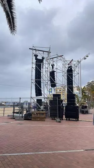 IMÁGENES I Así avanza el montaje del escenario de Quevedo en Las Canteras para la cita de esta noche