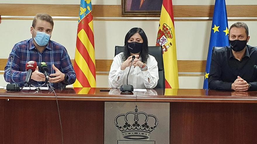 La alcaldesa la alcaldesa, Nely Ruiz, el centro, junto al concejal de Hacienda, Adrián Ballester y el concejal de Servicios Municipales, Ramón López