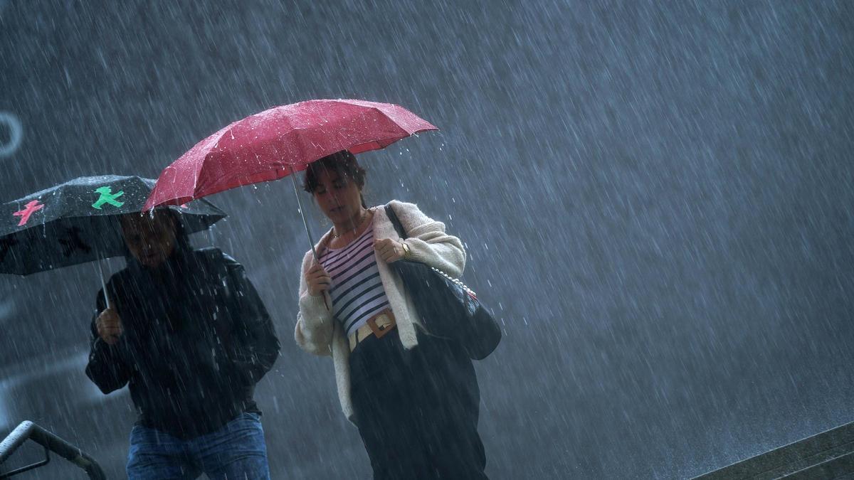 Fuertes lluvias esta tarde en el centro de Madrid , en la imagen entrada al metro Opera.