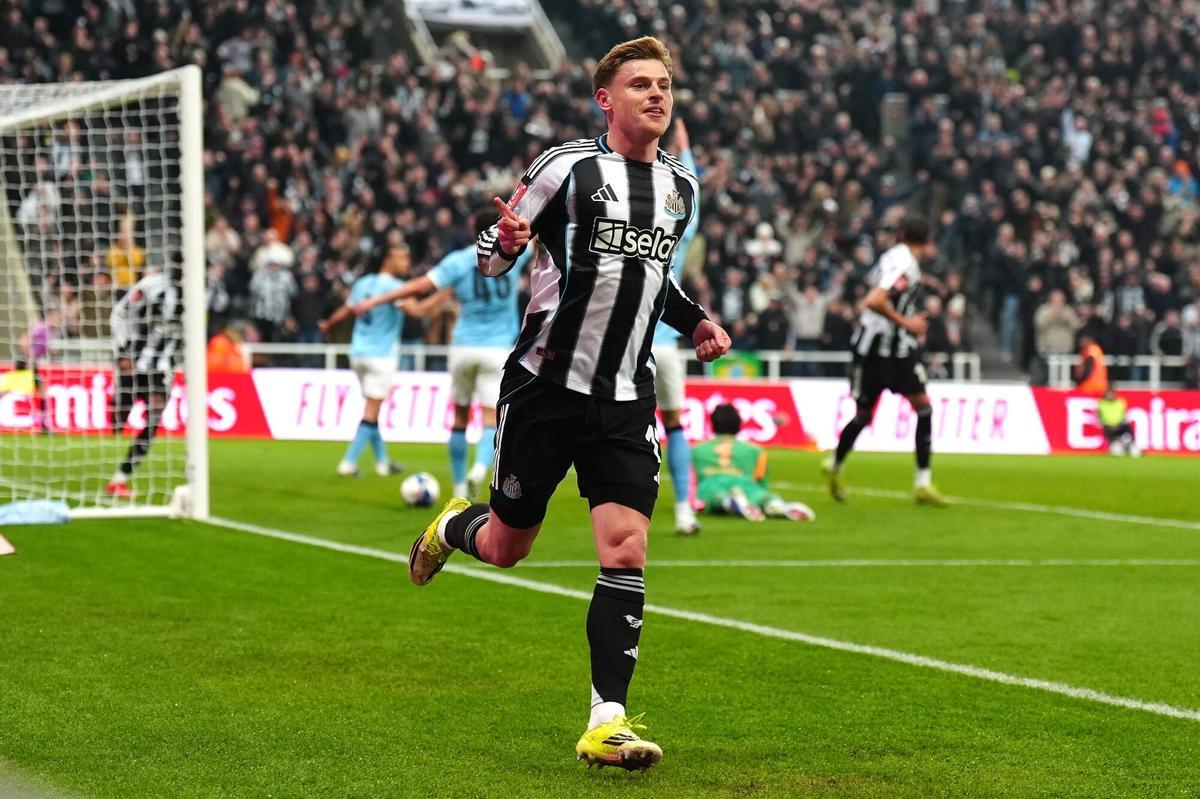 Harvey Barnes adelantó al Newcastle ante el City