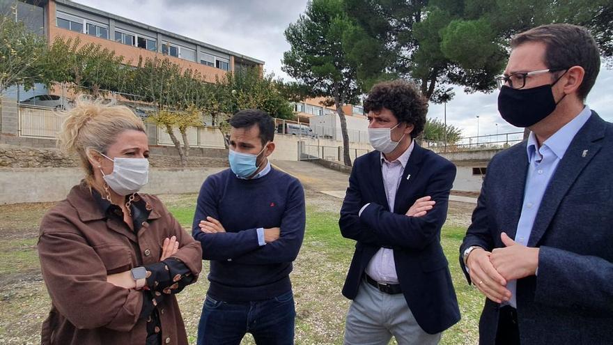 Marzà, Remolar y García, junto a Martí, en la visita a Cabanes para explicarle la planificación de mejora de centros.