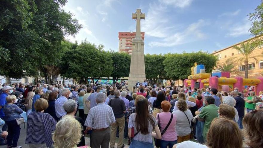 Vecinos, en defensa de la Cruz del Paseo de Germanías. | MATÍAS SEGARRA