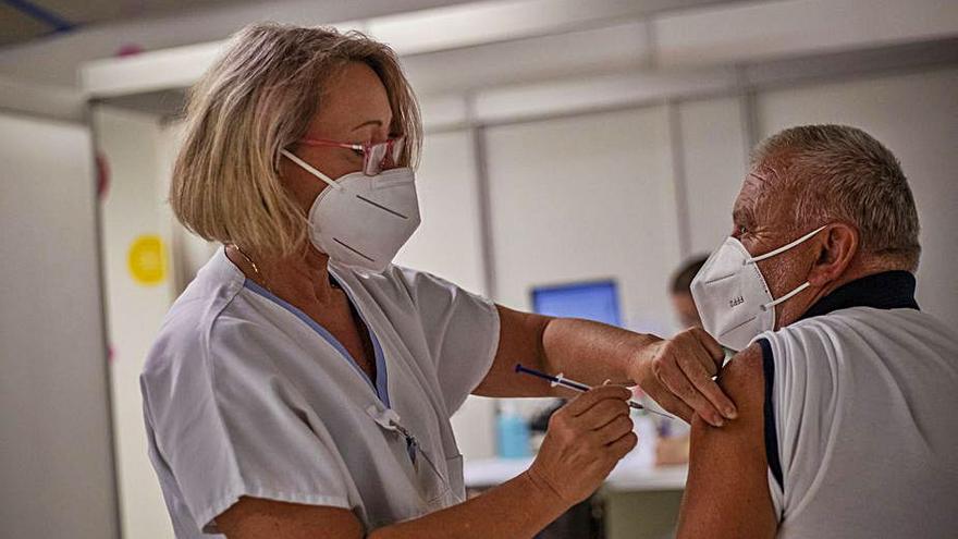 Una enfermera administra una vacuna de Janssen.   | // EFE