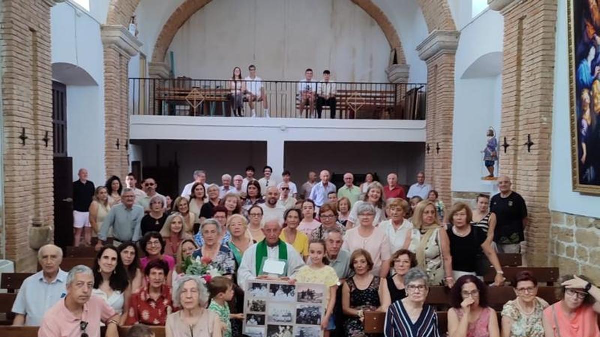 Vecinos de Vega de Villalobos posan con su párroco tras el emotivo homenaje.