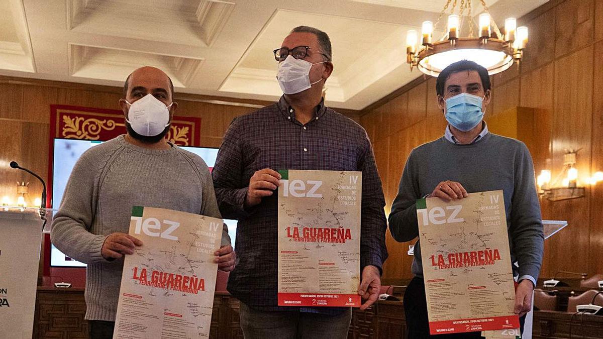 El alcalde de Fuentesaúco, el diputado de Cultura y el presidente del IEZ presentan las jornadas. | J.L.F.