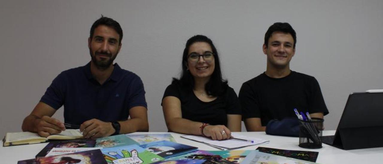 El equipo Gusanillo: Amadeo Espinosa, Lara Ferrer y Diego López, y sus publicaciones. | EMMA SANCHIS