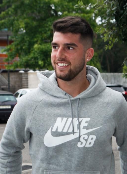 Jordi Calavera, nuevo fichaje del Sporting, llega a su hotel a Gijón, donde se encontró con Scepovic.