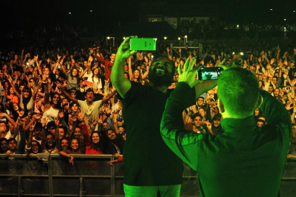 El productor y músico madrileño Carlos Jean hace bailar al parque de A Xunqueira en una noche desenfrenada dedicada a la música electrónica dentro del programa de las Fiestas de San Roque