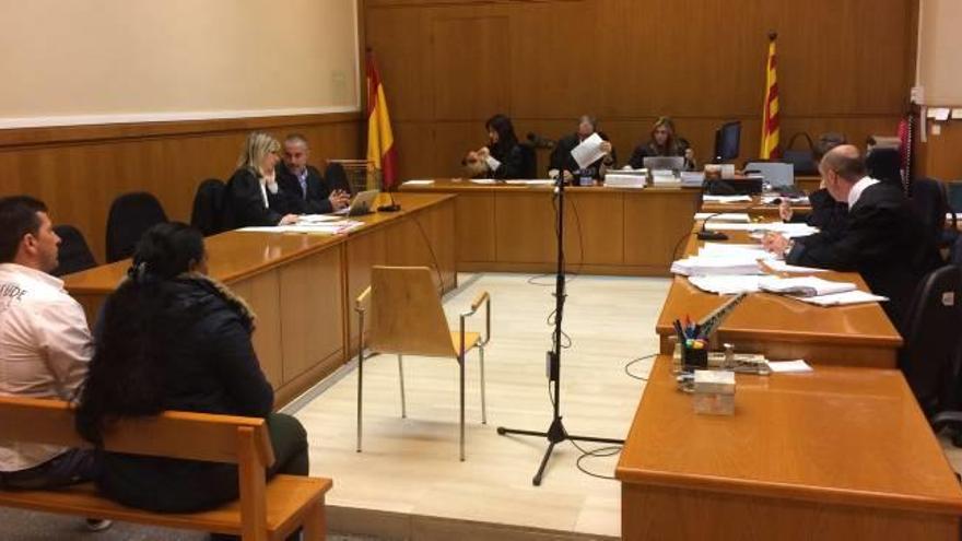 A l&#039;esquerra, asseguts, els dos acusats, durant el judici dels fets a l&#039;Audiència de Barcelona, que s&#039;ha celebrat aquesta setmana