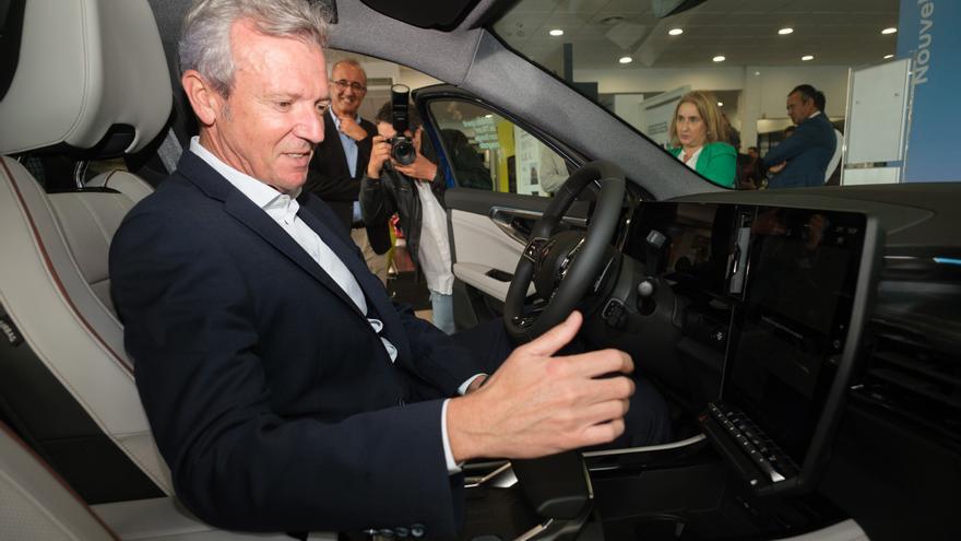 O presidente da Xunta, Alfonso Rueda, no concesionario Rodosa de Nigrán, a 3 de outubro de 2023, onde anunciou a rebaixa do 8 ao 3 % no imposto de transmisión de vehículos de segunda man.