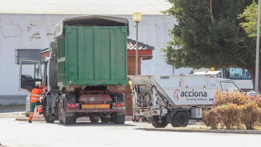 Cuatrocientos operarios trabajan en la recogida de residuos y aseo urbano en Torrevieja. | TONY SEVILLA