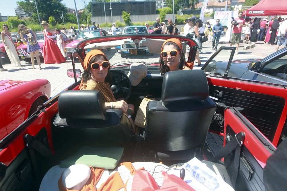 Casi 70 mujeres se pusieron hoy al volante de 34 coches clásicos en Vigo para participar en el Rally das Donas, una prueba de regularidad de 122 kilómetros entre Vigo y Sabarís