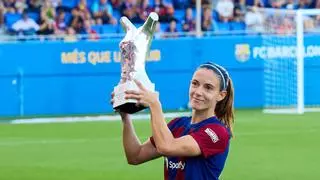 Aitana entregó el trofeo de la UEFA a la afición del Johan Cruyff