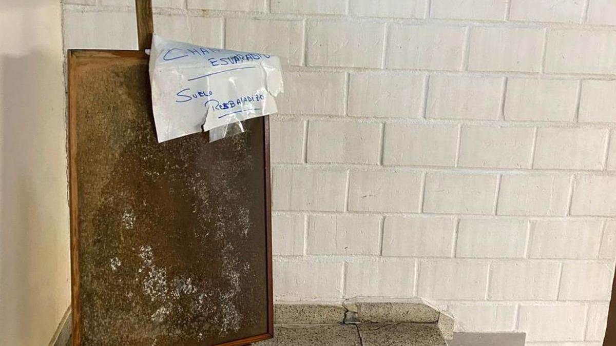 Daños provocados por el agua en el pabellón de O Rosal.