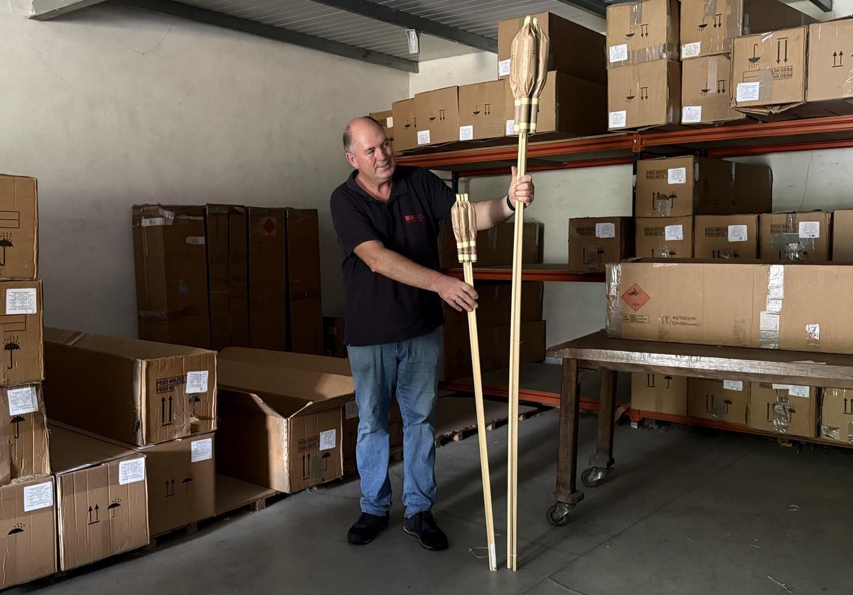 Santiago López, con dos de los productos que comercializa