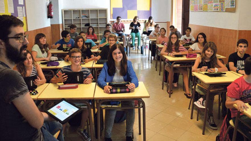 Alumnos y docentes del colegio Sant Salvador de Artà, donde los ´iPads´ están tomando un extraordinario protagonismo.
