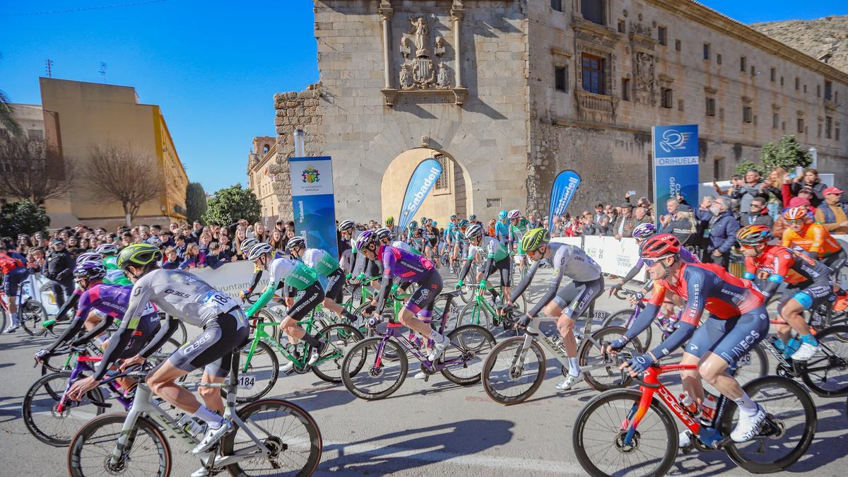 Salida de la 74 Vuelta Ciclista a la Comunidad Valenciana desde Orihuela