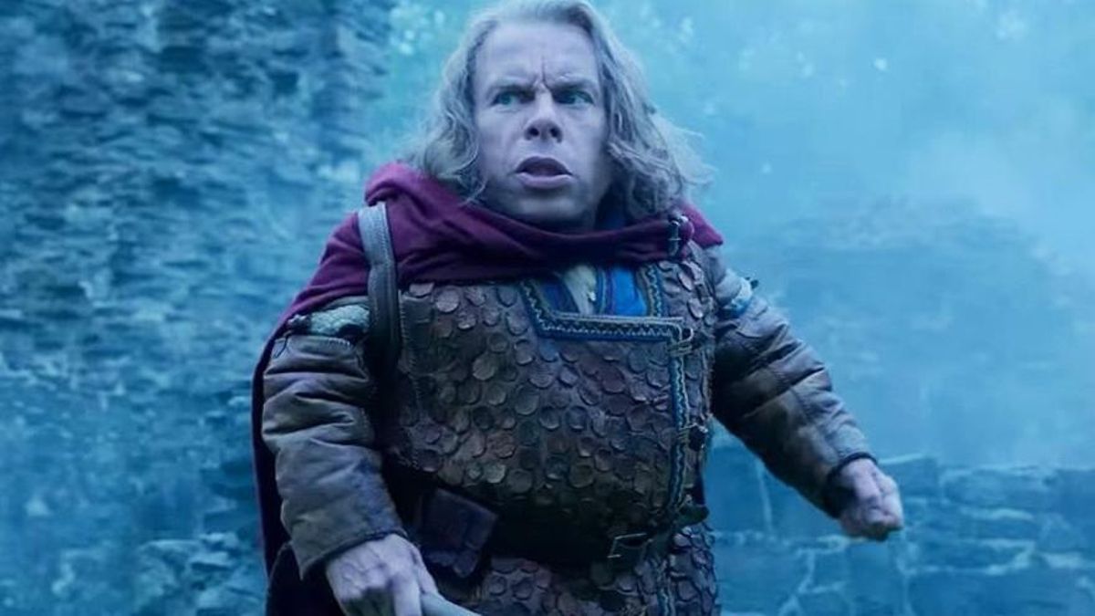 Warwick Davis en una escena de la serie de Willow para Disney.