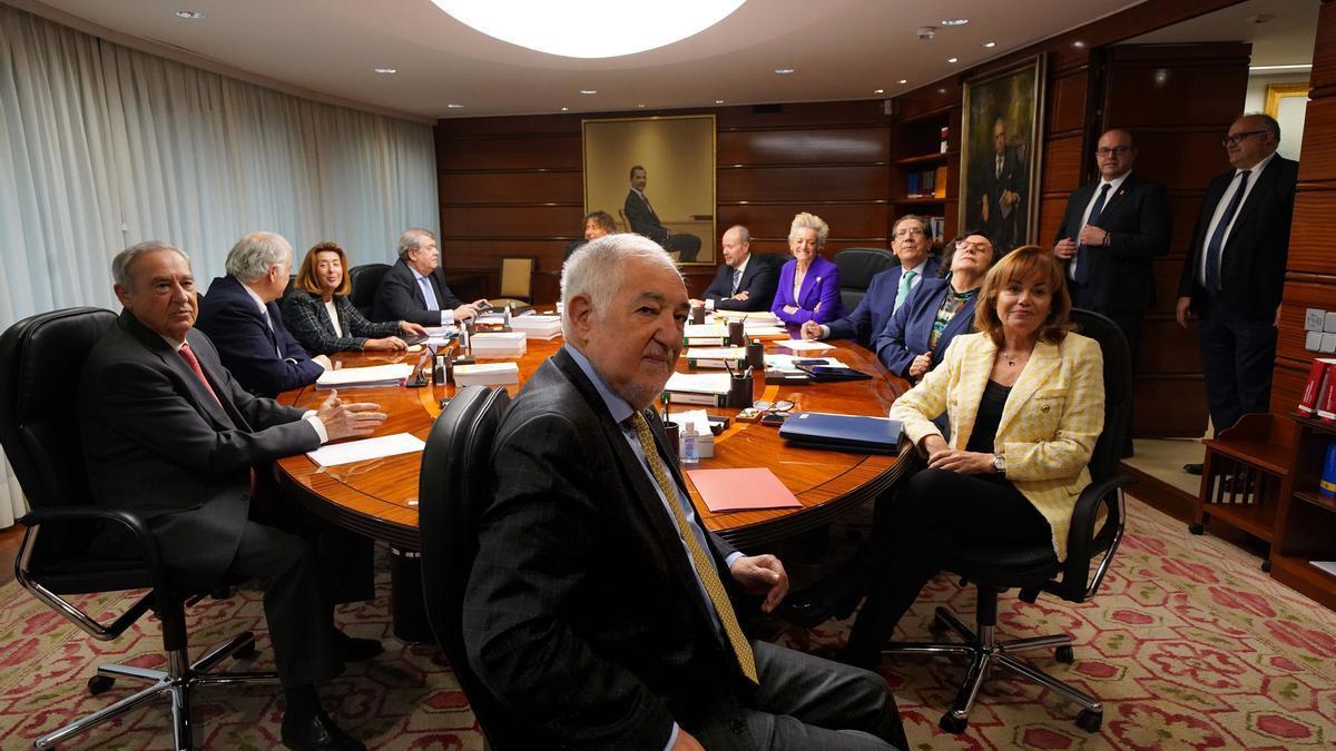 Cándido Conde Pumpido , junto a los demás magistrados, preside un Pleno Jurisdiccional del Tribunal Constitucional.