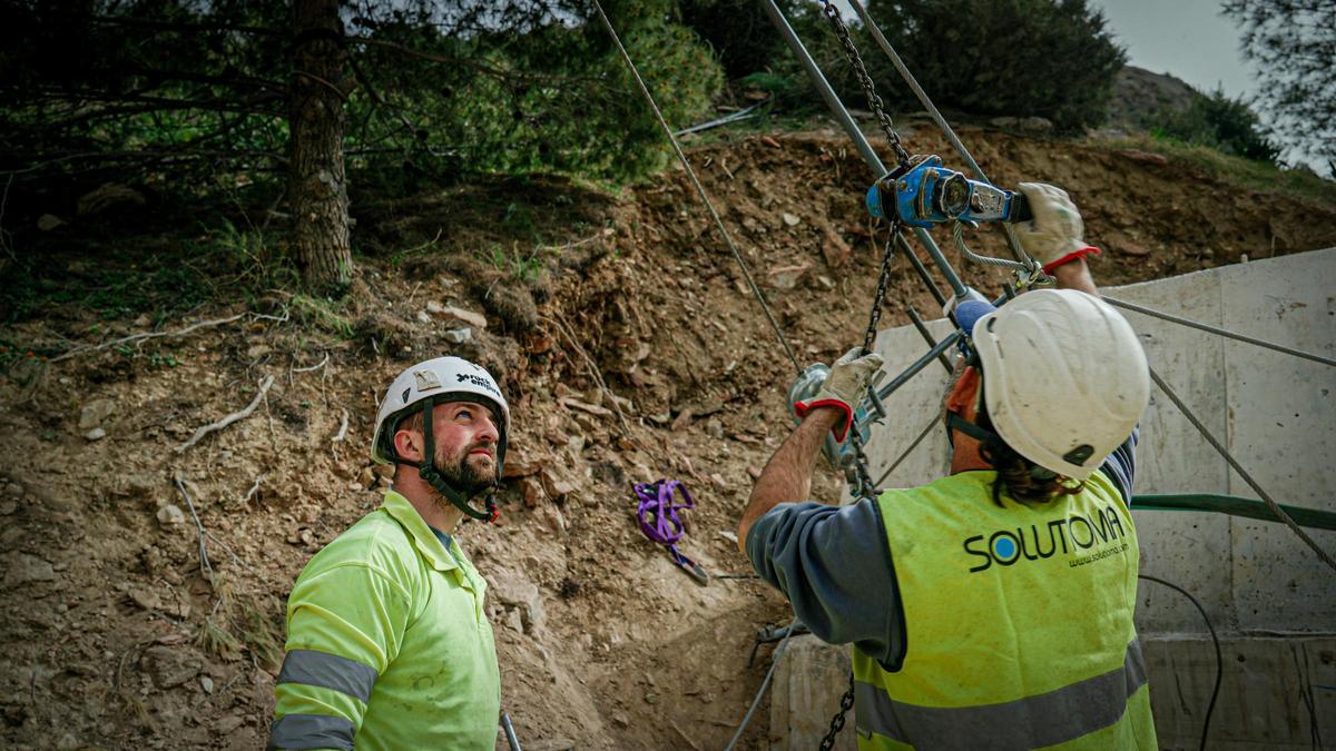 Así se instala el nuevo puente colgante del Caminito del Rey