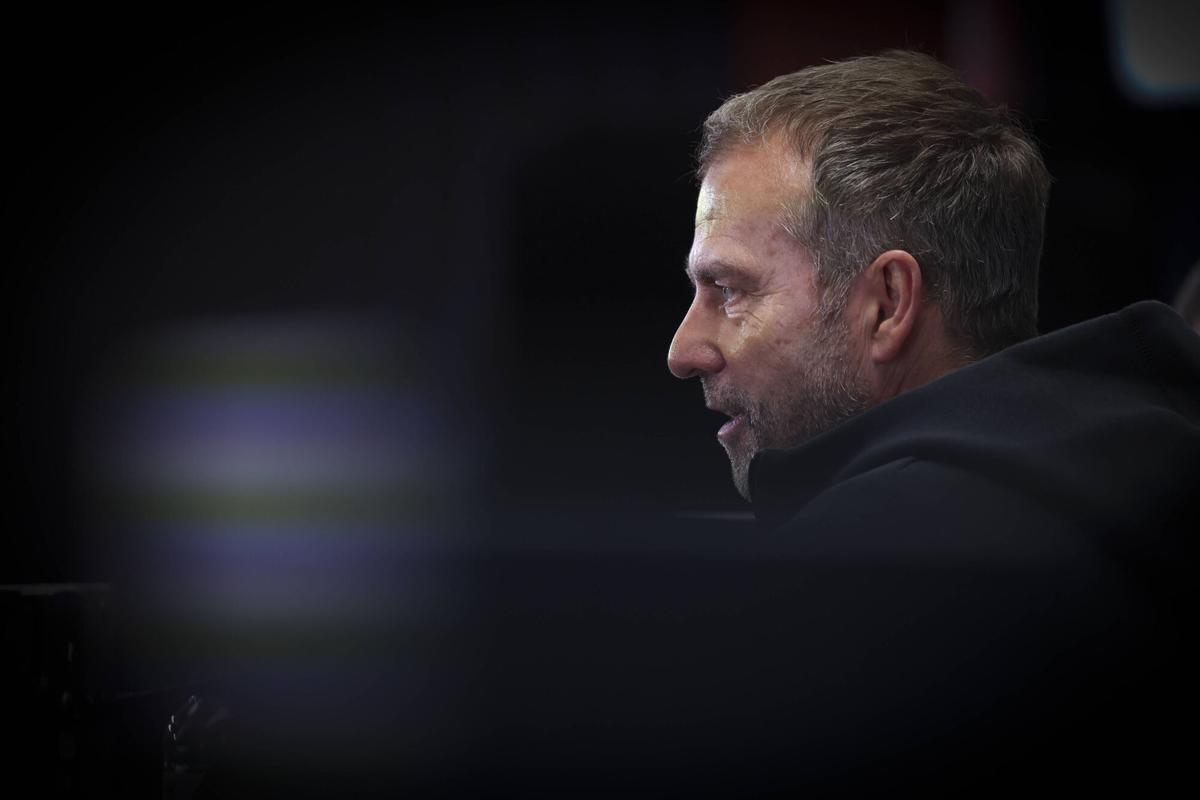 Flick tiene dudas en el mediocampo