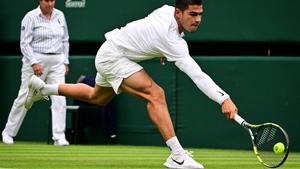 Alcaraz entra en la tercera ronda de Wimbledon per la via ràpida