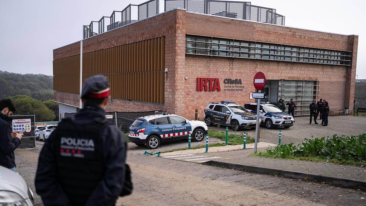 Registro policial en el laboratorio IRTA-CReSA de Cerdanyola, investigado por el origen de la peste porcina