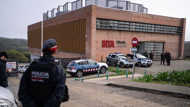 Registro policial en el laboratorio IRTA-CReSA de Cerdanyola, investigado por el origen de la peste porcina