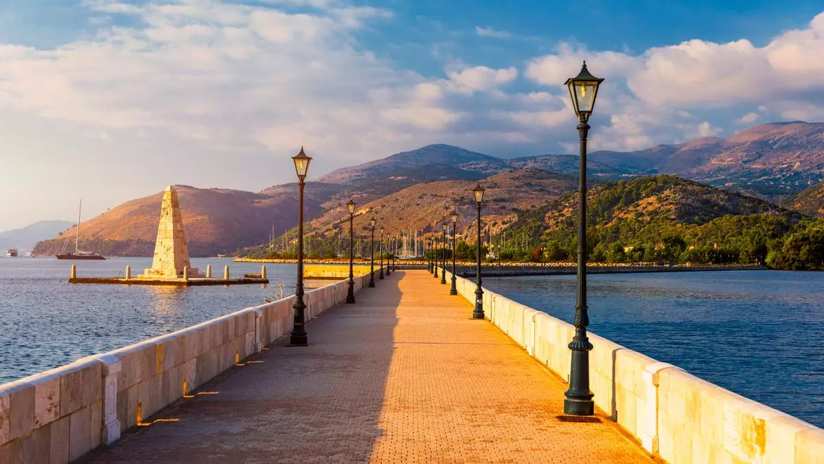 Descubre el puente de piedra más largo de Europa: una joya en la isla griega de Cefalonia