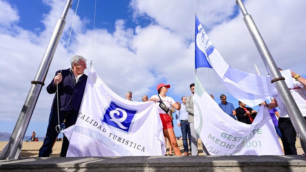 Las Canteras recibe el diploma Q de Calidad Turística en el marco de Fitur 2024.